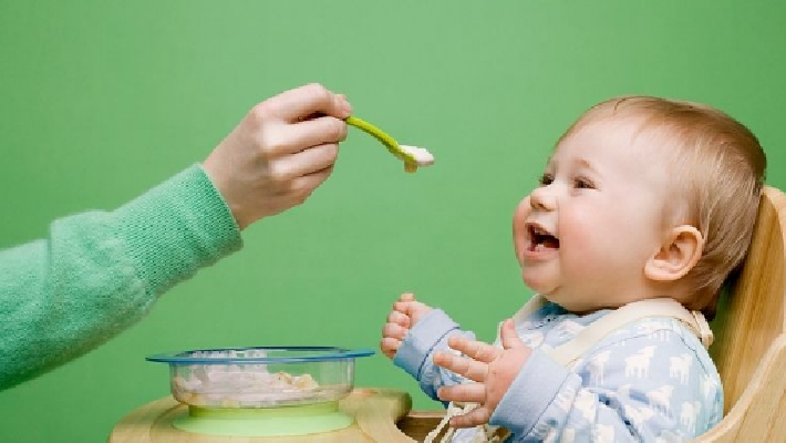 刚满一岁的宝宝饮食以什么为主？
