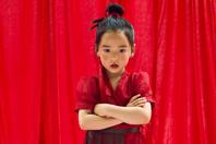 同济校花置身麦田神情陶醉