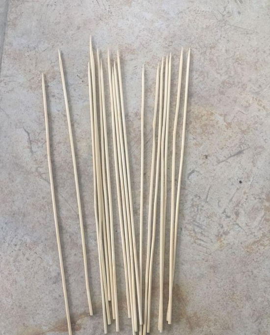 孩子拿着竹签子玩被扎伤喉咙 实在太危险!