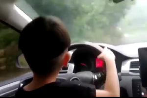 四川达州一男子教4岁孩子学开车：罚款100元扣3分