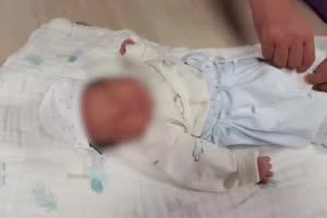 湖南南县一出生8天女婴遭遗弃 已被福利院接收