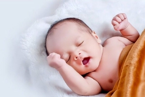 十一个月大的宝宝总是用双手拍头是因为啥？