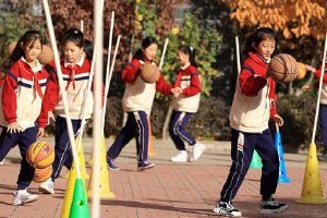 央视热评：深圳小学初中明年起每天1节体育课 多不多？