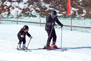 未成年人雪道上休息被撞伤 该谁担责？