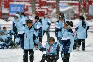 乌鲁木齐持续降雪 小学生雪中玩耍打雪仗