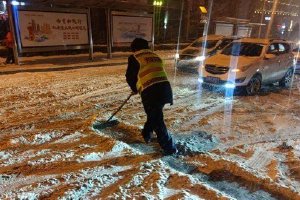 大连：受降雪影响 中小学学生居家学习