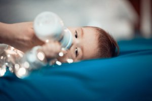 五个月宝宝纯母乳喂养 一直拉粘液大便怎么办？
