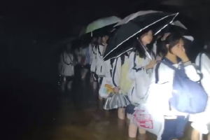  More than 700 students have been safely transferred from Yangshan Middle School in Qingyuan, Guangdong after waterlogging