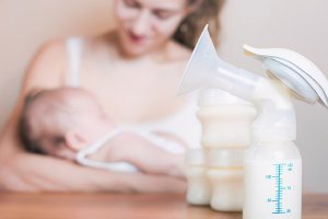  Should babies be fed breast milk or milk powder first?