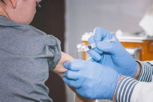 孩子三岁多还有必要接种新冠疫苗吗？