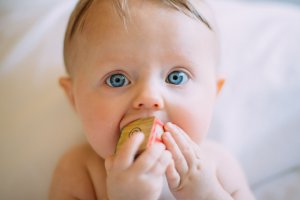 宝宝出牙的时候必须要用牙胶吗？