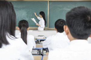 教师因救人上课迟到被处分 公众为何不买账?|教师|上课|迟到_新浪育儿_新浪网