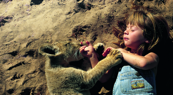 和野生动物朋友亲密相处的蒂皮