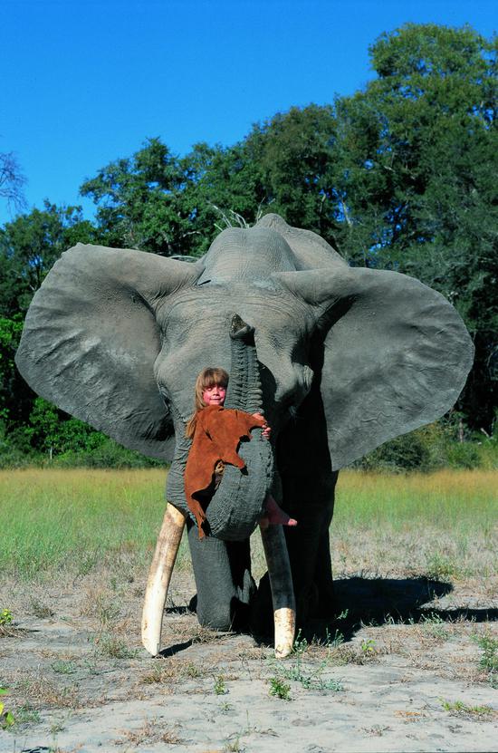 和野生动物朋友亲密相处的蒂皮