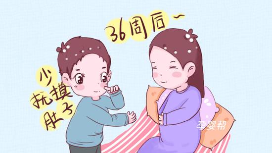 怀孕过了三四个月,就可以轻轻地拍打自己的肚子了,拍打肚皮的方向也