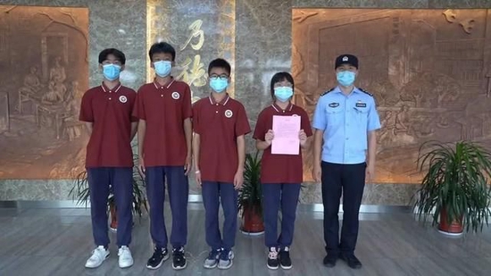 民警对4名学生的见义智为表达感谢