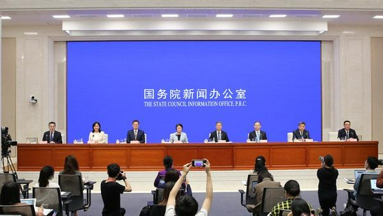 央视网消息：9月27日，国务院新闻办公室举行新闻发布会介绍《中国妇女发展纲要（2021-2030年）》《中国儿童发展纲要（2021-2030年）》。