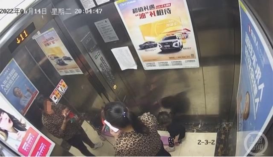 监控视频显示，带孩子乘坐电梯期间，保姆一直在看手机。图片来源/受访者供图