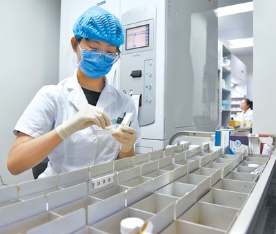 北京儿童医院病房药房内,药师在分割药片.北京儿童医院供图