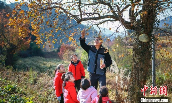 余鹏程带领学生在户外活动。　程暑炜 摄