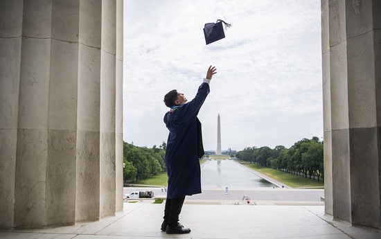 当地时间2020年6月3日，美国一名高中生抛帽子庆祝毕业。（资料图）