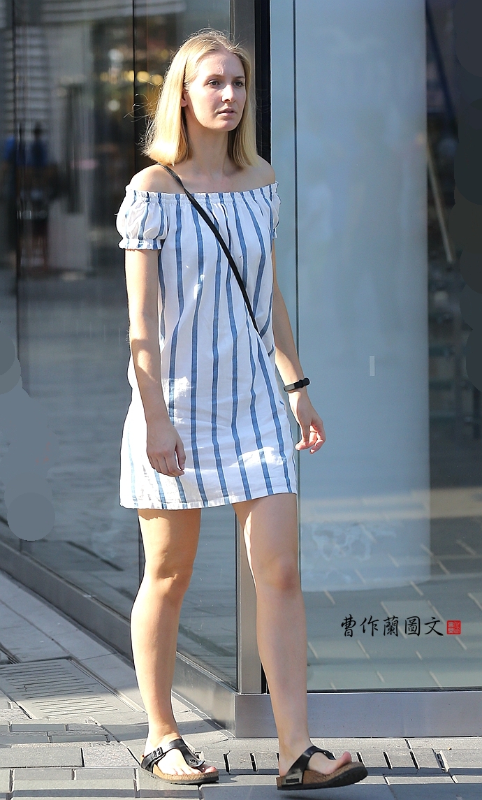4 / 12 它对于展示美女的锁骨,玉颈是极好的,【图文:新浪博客@曹作兰