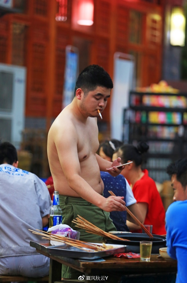 成都人马路边光膀子吃火锅