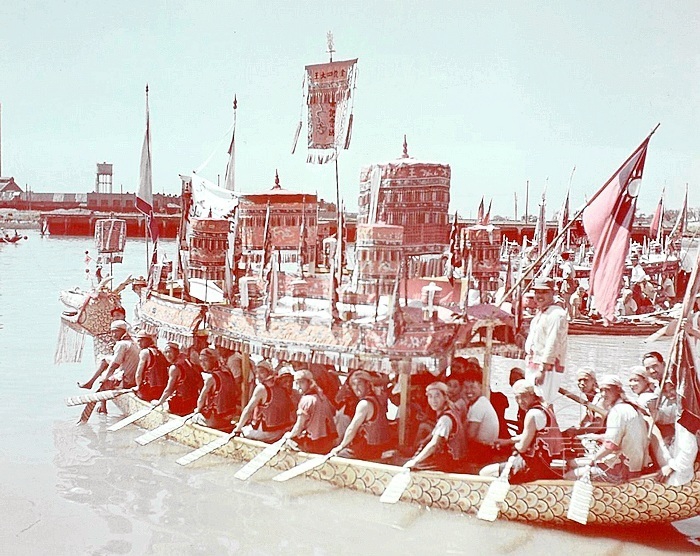 老照片:黄浦江上赛龙舟