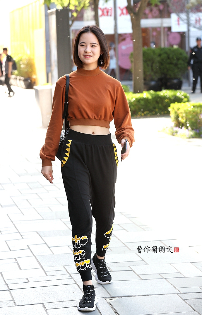 腰肢像杨柳的小蛮腰美女