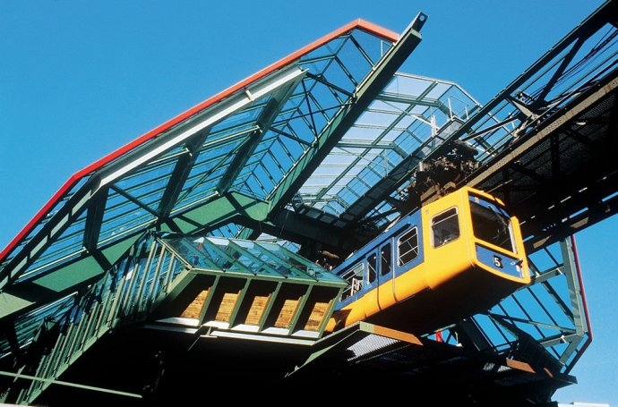 火车挂在空中跑