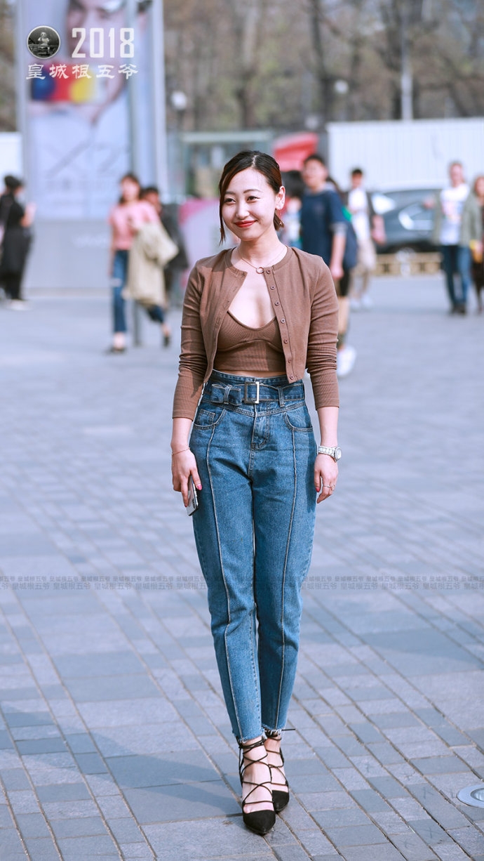 三里屯实拍:时尚个性女孩