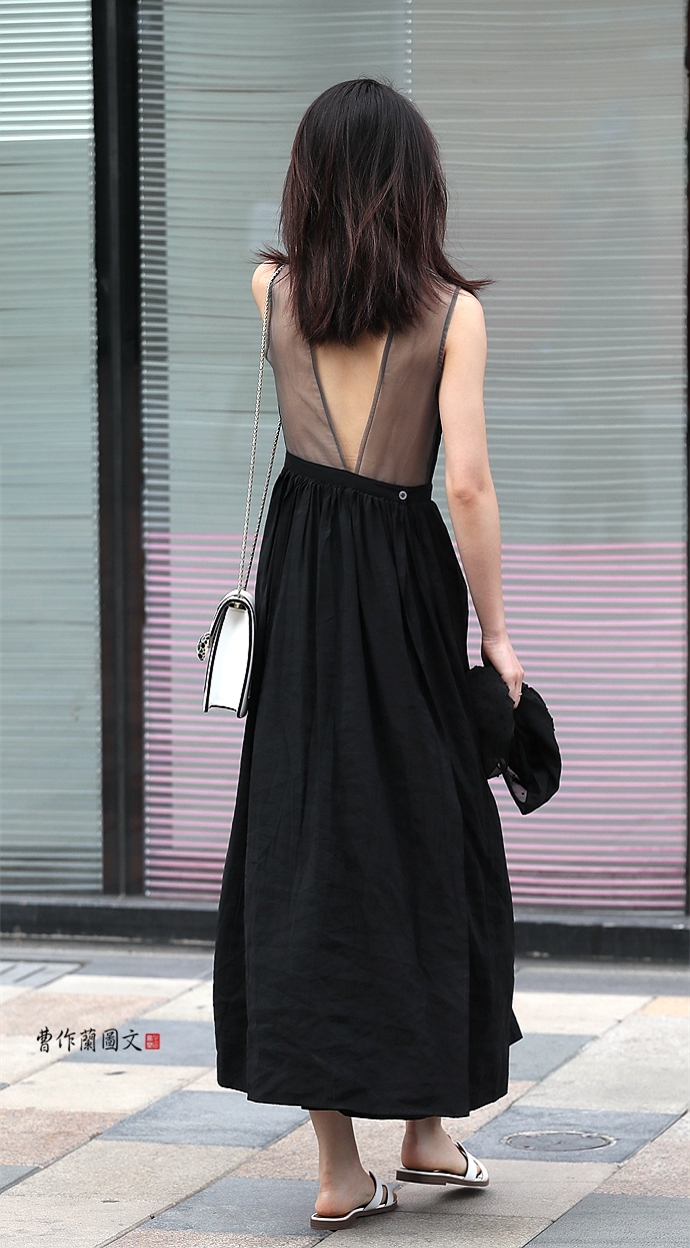 背装美女,美背白皙无瑕与面部齐美【图文:新浪博客@曹作兰艺术行走】