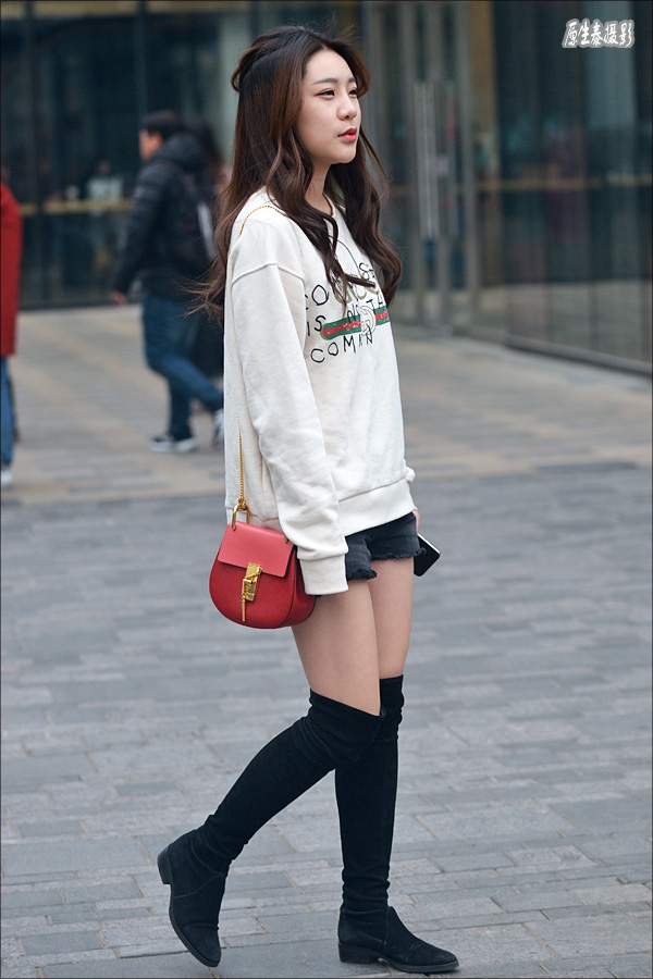 街拍:时尚裸腿潮女