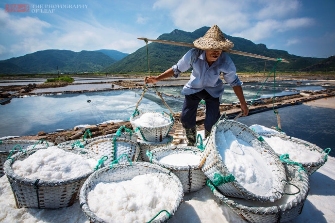 七旬老人坚守盐场晒盐50年