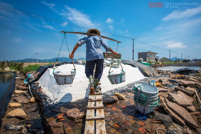 七旬老人坚守盐场晒盐50年