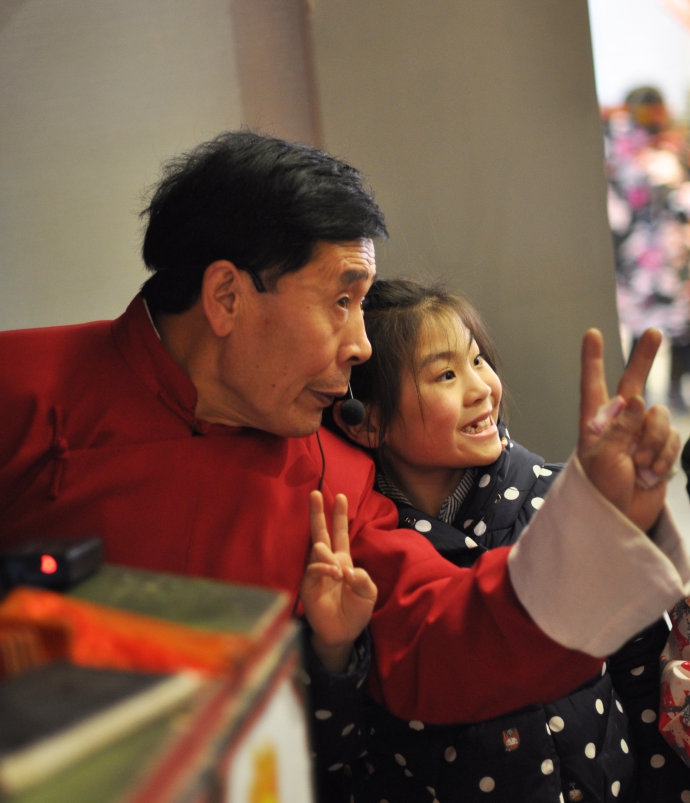 实拍:在北京天桥拉洋片的艺人