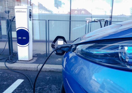 “电池涨幅“非常离谱”！新能源车组团涨价，黄牛笑了