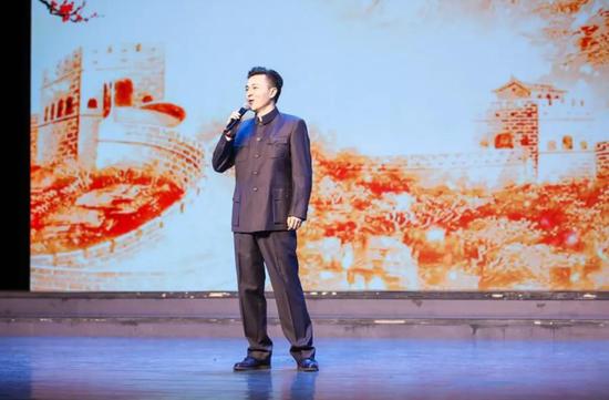 中央广播电视台主持人王鼎朗诵《沁园春·雪》