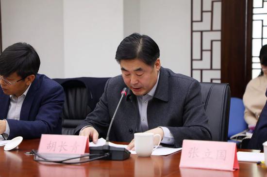 张立国教授认为,作品继承了报告文学批判的传统,在讴歌民营企业家艰苦