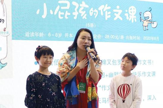 著名儿童文学作家,"校园故事大王"黄宇与小朋友互动