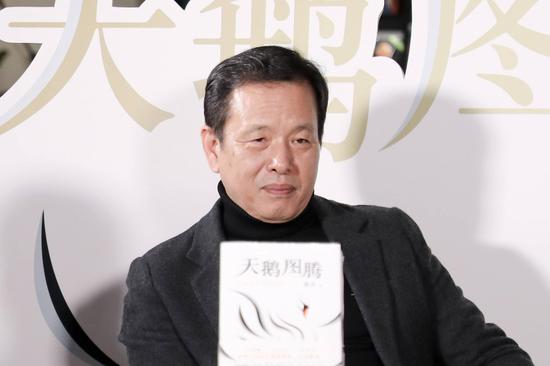 传奇未完:《狼图腾》作者姜戎新作《天鹅图腾》出版