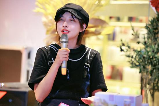 闪光少女斯斯认识自己是一个曲折漫长的过程5月8日分享会现场,黄佟佟