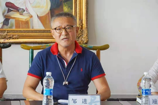 人天书店董事长,诗人,《小小诗画家 给孩子365堂美育课》作者邹进发言