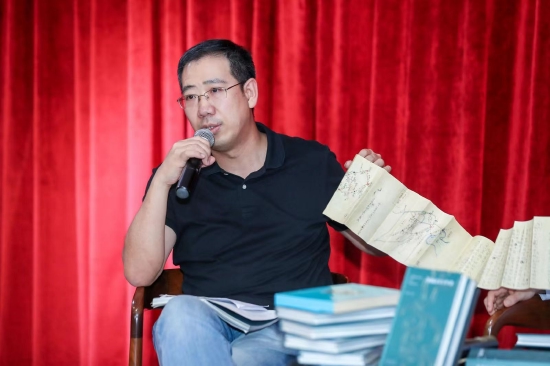 王忠波先生以《年谱》一书的设计思路和美学追求为引子,介绍了本书的