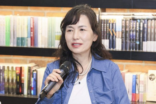 世界在我们面前打开:女作家们谈“小说家笔下的女性力量”_新浪读书_新浪网