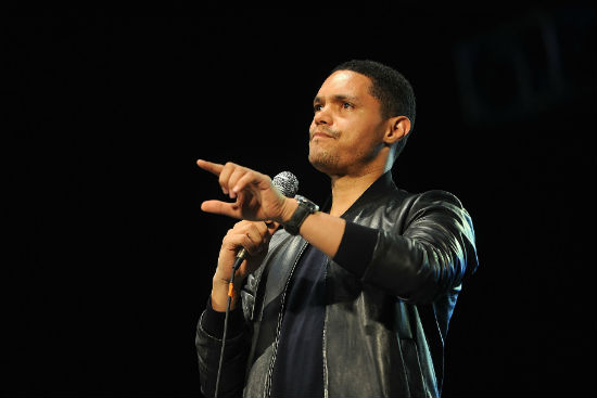 《天生有罪》:美国当红脱口秀主持人回忆"变色人生"