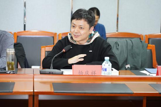 杨庆祥认为《他乡》里面有一个生活史和精神史的双重成长