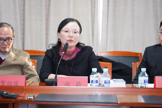 张莉认为《他乡》与其他的女性成长小说有很大的不同