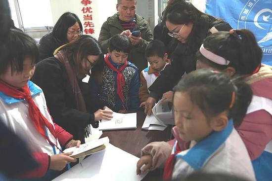 孩子们一起包书皮