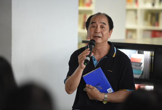 艾宝良朗读《人五人六》中的片段(摄影:罗晓光)